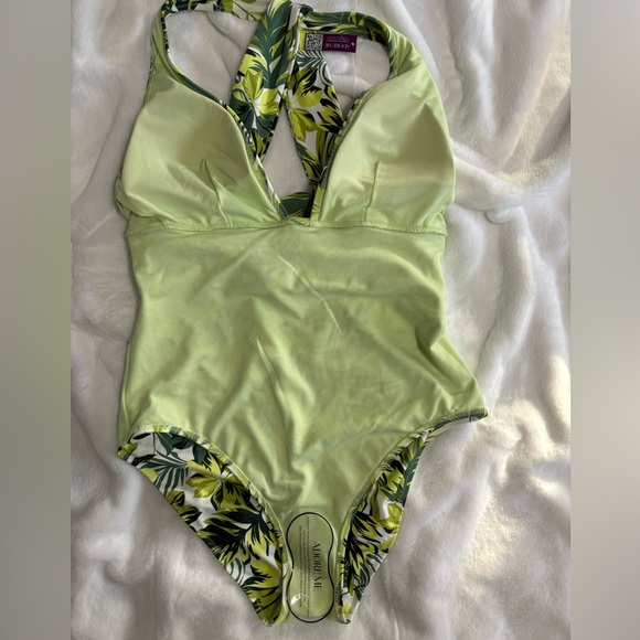 Bathing suits - Picture 7 of 9